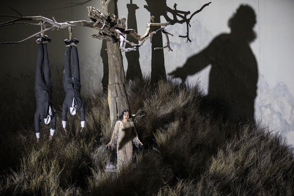 La reine de Chemakha (Nina Minasyan) devant les dépouilles des tsarévitchs. (Photo Jean-Louis Fernandez)