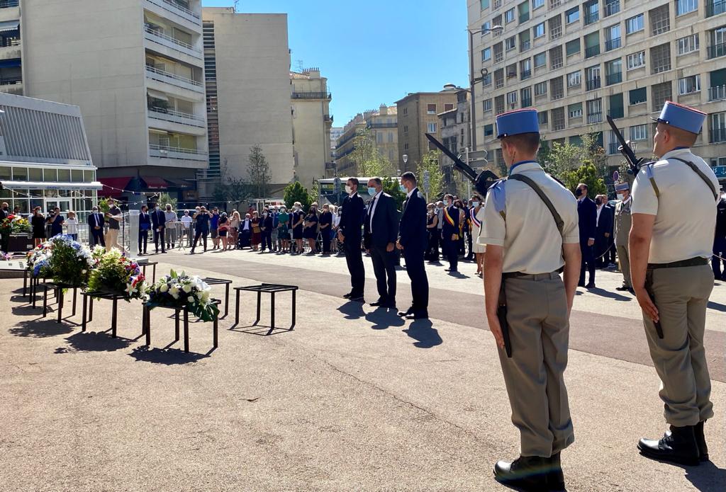 Moment d'itense émotion après le dépôt des gerbes ©DR