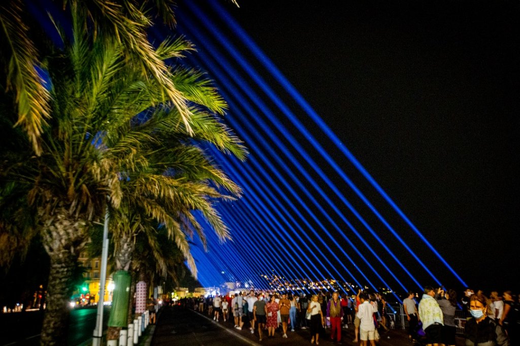 86 faisceaux lumineux transpercent l’obscurité du ciel de Nice ©archives2020 ville de Nice