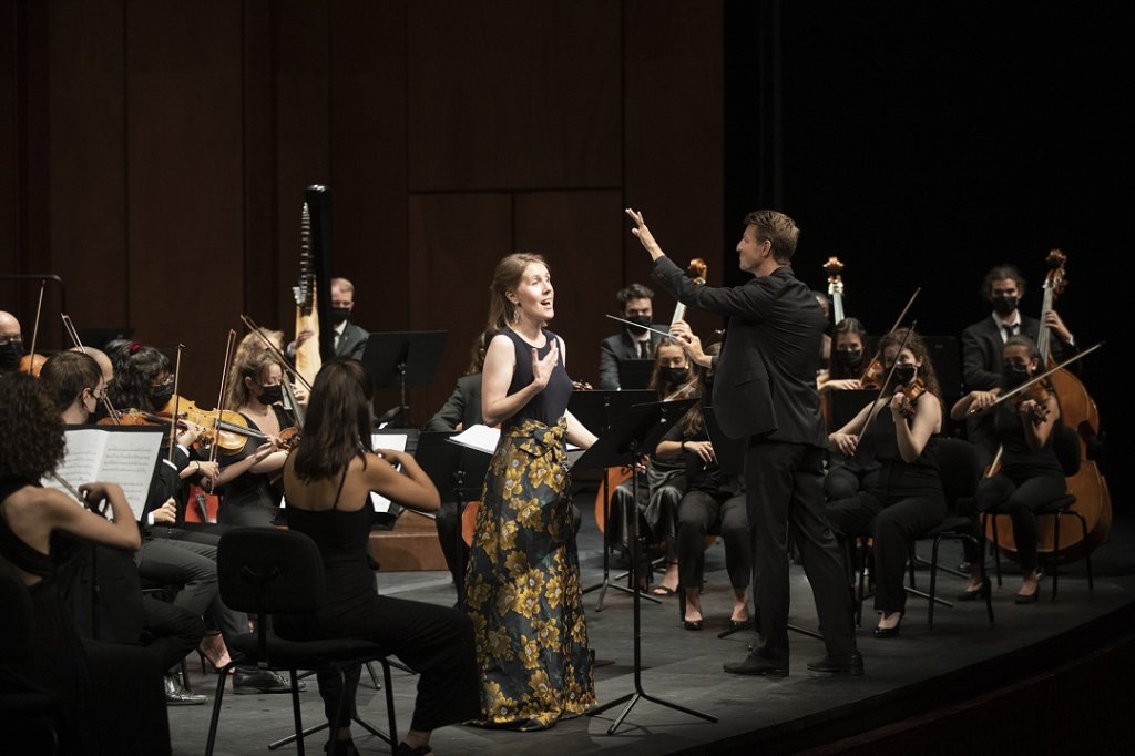 Sous la direction de Duncan Ward, Anna Stéphany a donné une lumineuse interprétation des Folk Songs de Berio. (Photo Vincent Beaume)