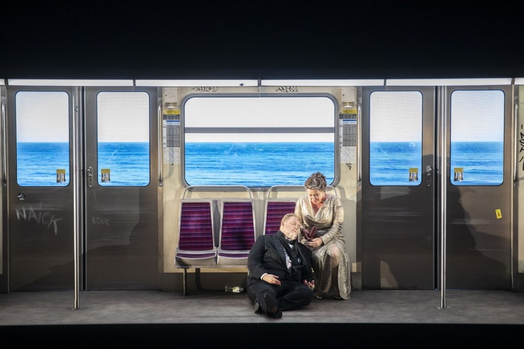 C'est dans un wagon du métro parisien que se déroule l’agonie de Tristan et "la mort d’amour" d’Isolde (Photo Jean-Louis Fernandez)