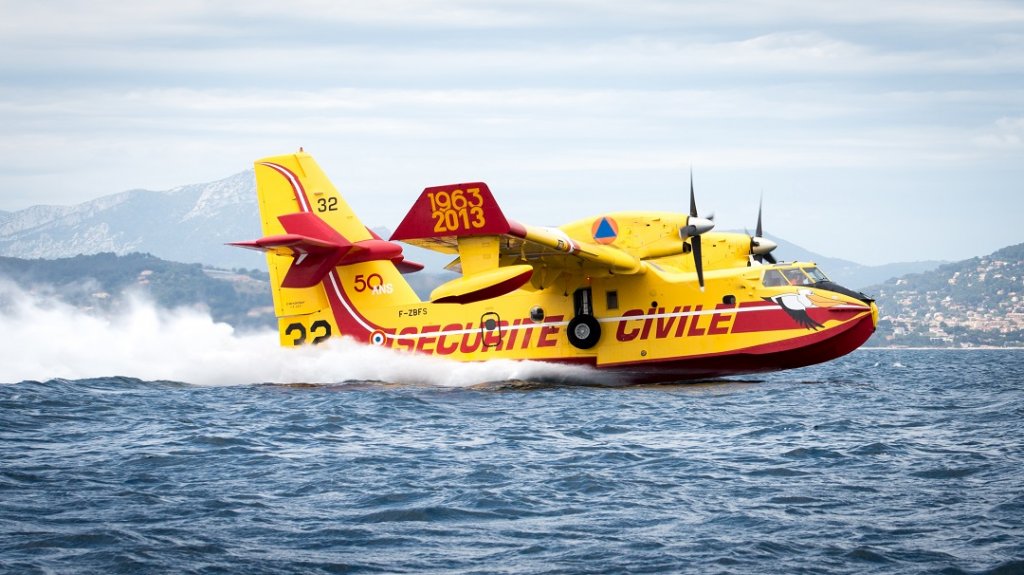 Opération d'écopage d'un canadair Photo archives ©Manuela Tapon-Marine Nationale