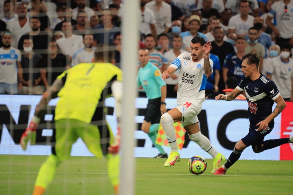 Duel pour le ballon entre le Serbe Radonjic et un défenseur girondin (Photo Guillaume Ruoppolo/Wallis.fr)