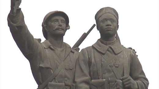 La statue en bronze de Demba, tirailleur sénégalais, et de Dupont, poilu français, trône aujourd’hui en face de la gare de Dakar ©DR