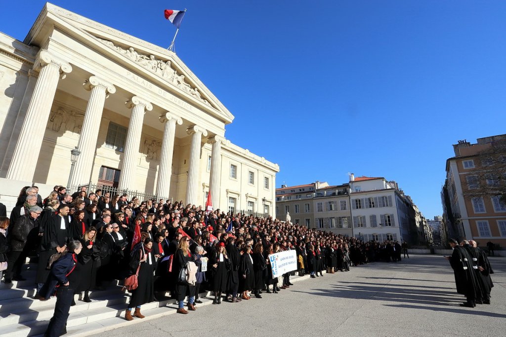 Les avocats du barreau de Marseille devant le Palais de Justice (Photo illustration ©Destimed/RP)