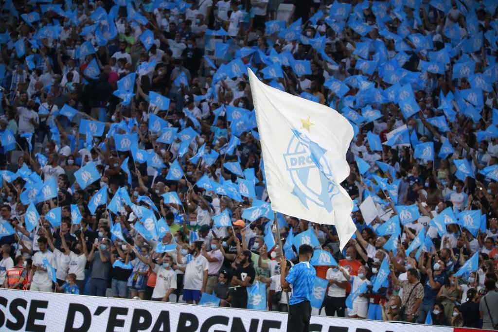 Des drapeaux bleu et blanc avec un public heureux d’encourager son équipe (Photo Wallis.fr / Laurent Saccomano)