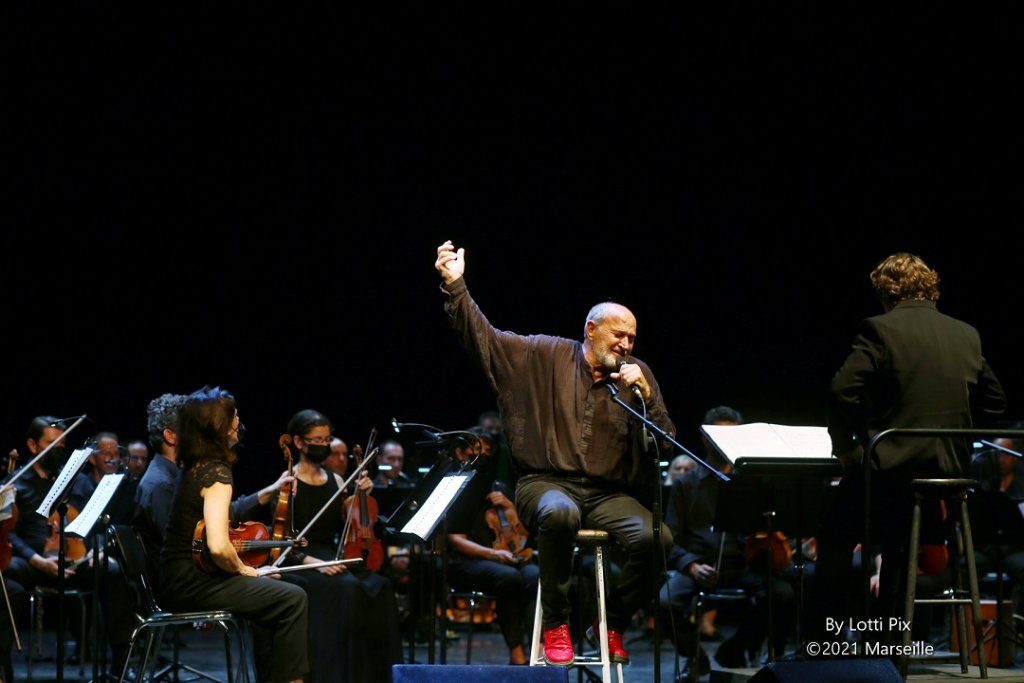 Richard Martin a célébré Léo Ferré avec panache, et humilité servi par des musiciens et un chef flamboyants. © Lotti Pix