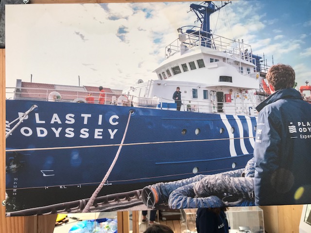 30 escales, à bord d’un navire, sur trois ans pour faire la promotion d’une machine de recyclage du plastique à l’échelle humaine © Joël Barcy