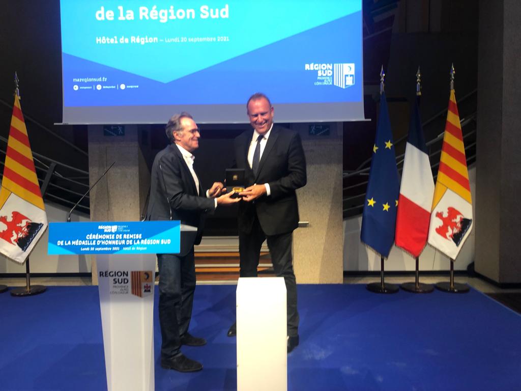 Renaud Muselier remet la médaille d'honneur de la Région à Lamine Gharbi, président de la Fédération de l'Hospitalisation Privée ©RégionSud