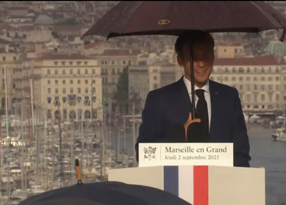 Intervention d'Emmanuel macron à Marseille en partie sous la pluie ©MC