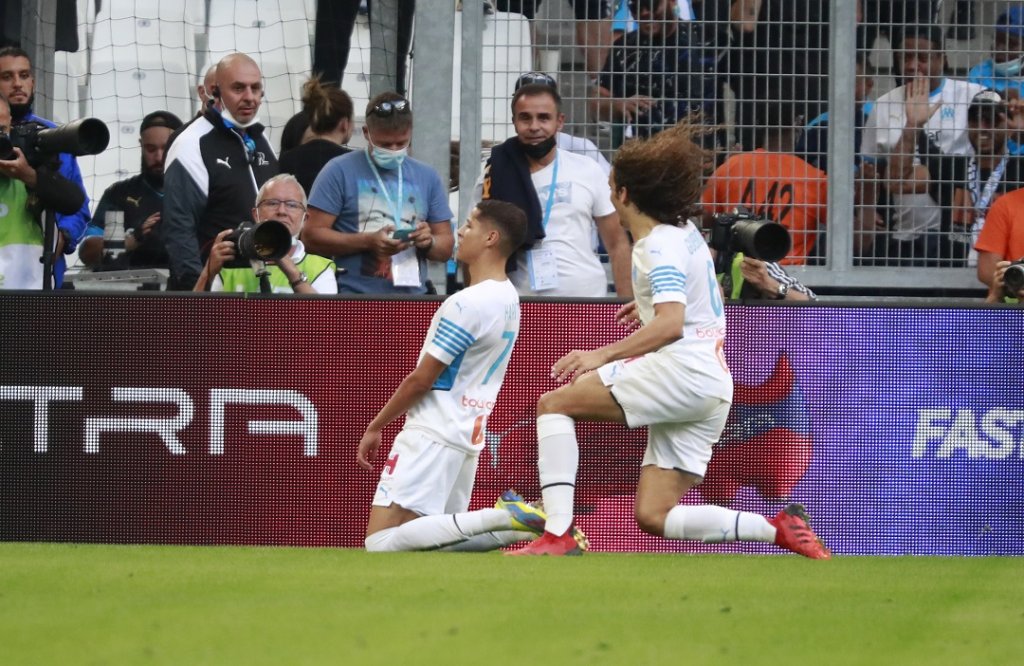 Matteo Guendouzi se dirige vers Amine Harit à genoux pour fêter le deuxième but (Photo Laurent Saccomano/ Wallis.fr)