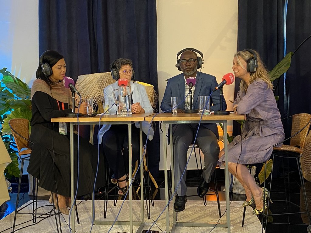 De gauche à droite Baomiavotse Vahinala Raharinirina, ministre de l’Environnement et du Développement Durable de Madagascar - Valérie Verdier, Présidente de l’IRD - Suspense Averti Ifo, écologue forestier et chercheur enseignant au Congo ©MA/BDx