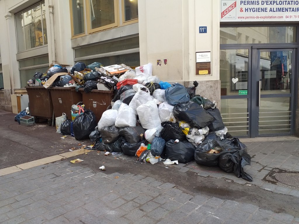 Débordement des poubelles en plein coeur de la Ville © Patricia Maillé-Caire