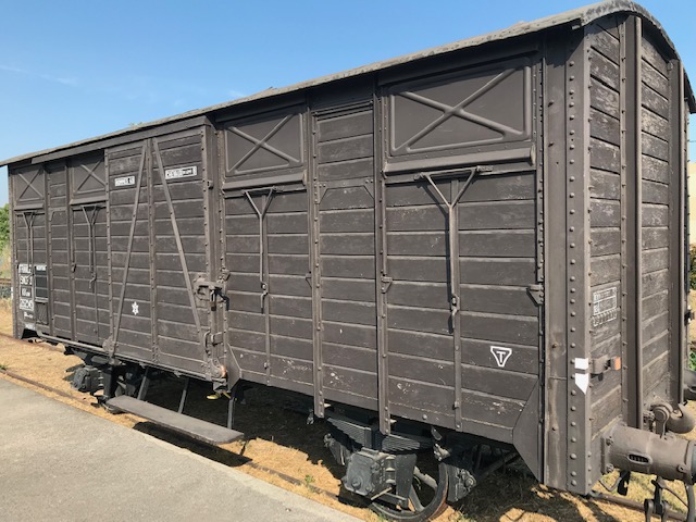 Wagon du Souvenir des Milles installé sur les lieux même du départ pour la déportation de 2 000 hommes, femmes et enfants juifs vers Auschwitz ©Joël Barcy