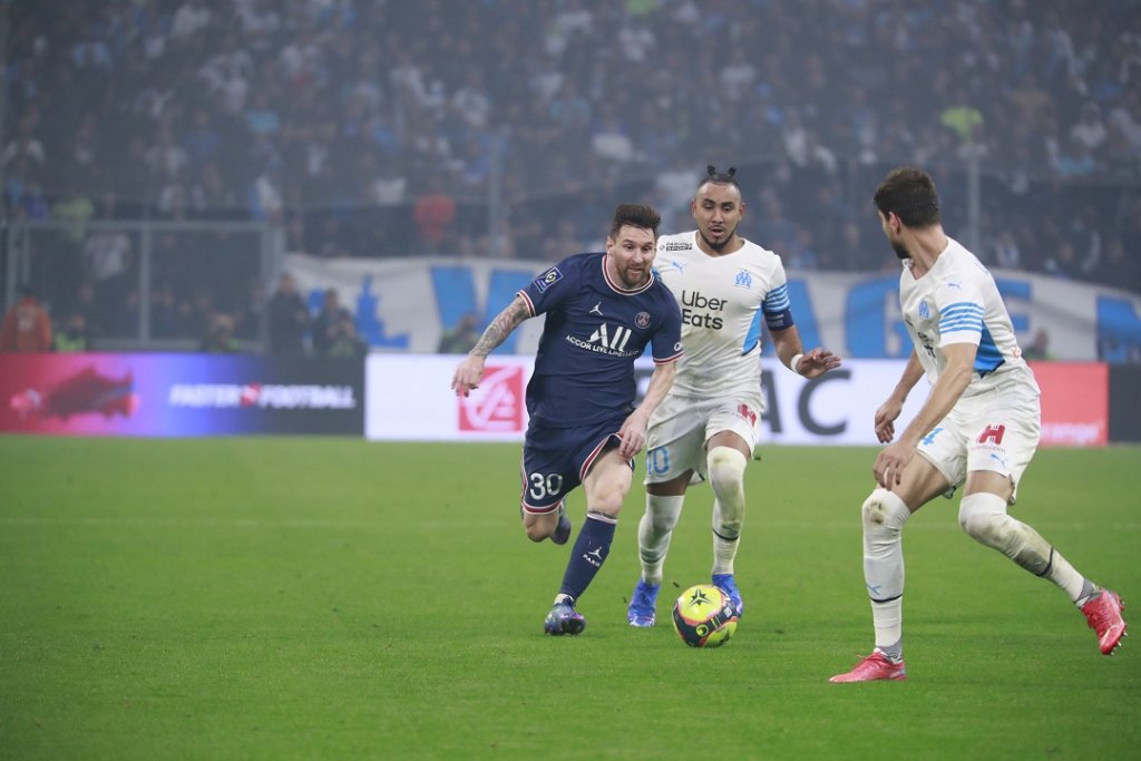 Lionel Messi suivi par Dimitri Payet n’a pas été décisif (Photo Laurent Saccomano/ Wallis. fr)