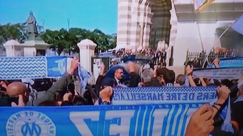 L'hommage des supporters sur le parvis de la cathédrale de la Major à Marseille ©Destimed