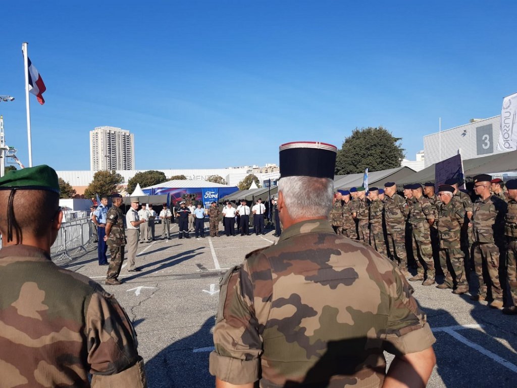 Le général Facon, Gouverneur Militaire de Marseille, ouvre officiellement la Journée des Armées à la Foire © Armées Zone Sud