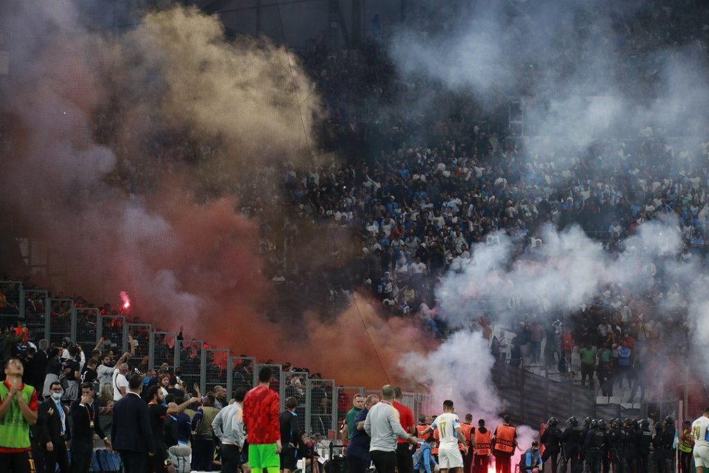 Les supporters Turcs ont fait des provisions de gros pétards et de fumigènes ( Photo Laurent Saccomano/ Wallis.fr)