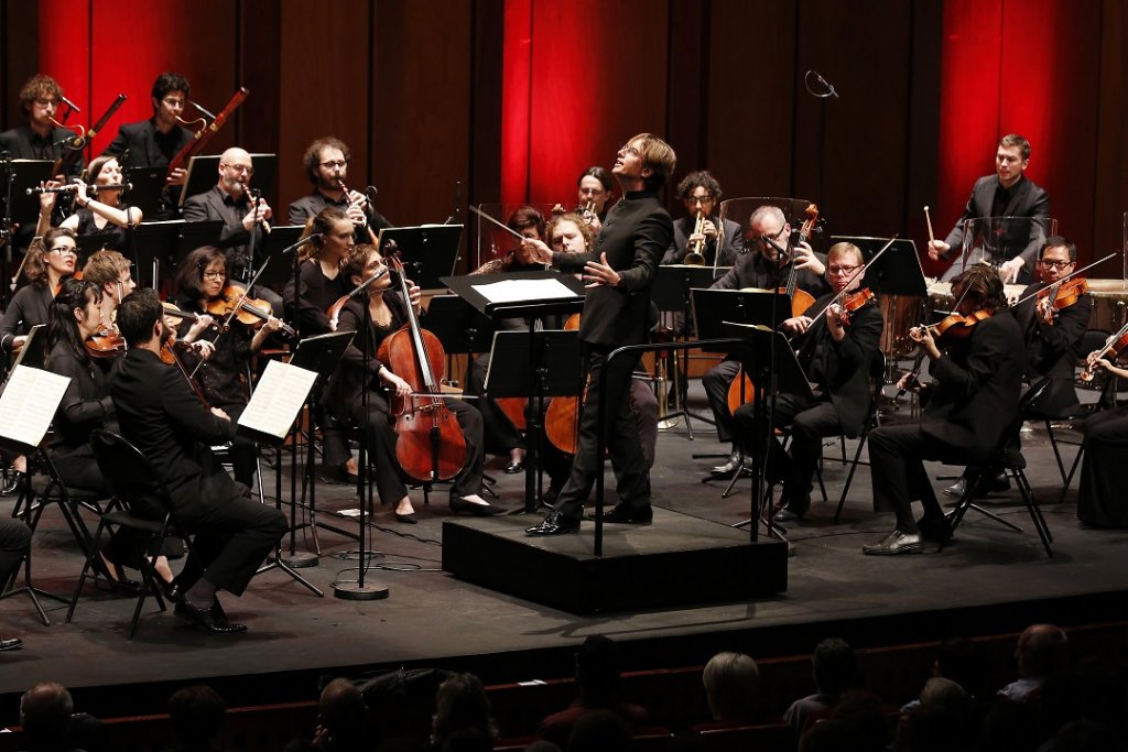 Jérémie Rhorer à la tête du Cercle de l’Harmonie, ensemble qu’il a fondé en 2005. (Photo Caroline Doutre)