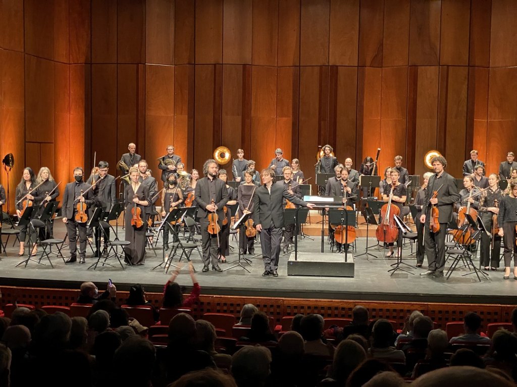 Jérémie Rhorer et les instrumentistes du Cercle de l’Harmonie au moment des saluts au Grand Théâtre de Provence. (Photo Michel Egea)