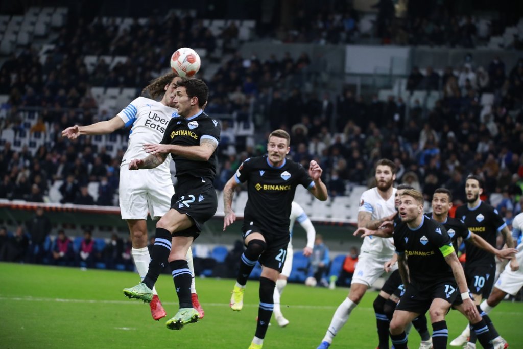 Matteo Guendouzi, qui dispute le ballon de la tête avec un Romain, a effectué un match de haut niveau (Photo Wallis.fr / Laurent Saccomano)