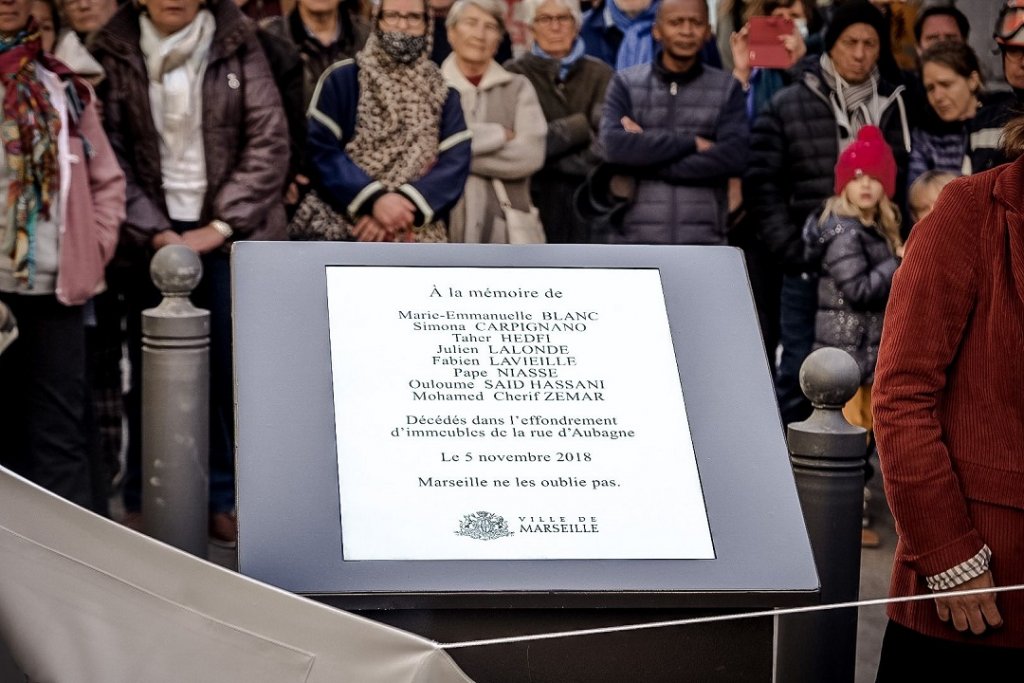 Une Plaque commémorative portant le nom des huit victimes dévoilée par le maire de Marseille Benoît Payan ©Ville de Marseille