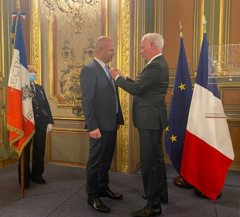 Lionel Canesi reçoit des mains d'Alain Griset, ministre délégué auprès du ministre de l’Économie, les insignes de chevalier dans l'Ordre national du mérite ©Marion Alcazar