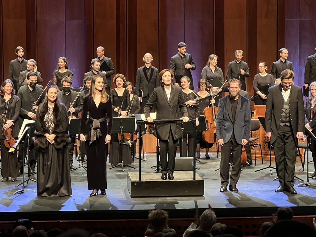 Nuria Rial, Corinna Scheurle, Laurence Equilbey, Julian Pregardien et Samuel Hässelhorn aux saluts devant les instrumentistes d’Insula Orchestra et les choristes d’Accentus © Michel Egéa