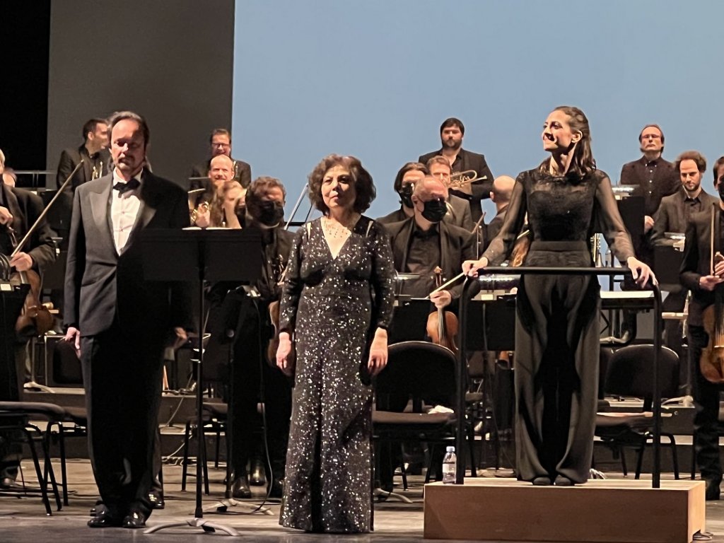 De gauche à droite devant l’orchestre de l’Opéra, Christophe Berry, Qiulin Zhang et Clelia Cafiero aux saluts (Photo Michel Egéa)