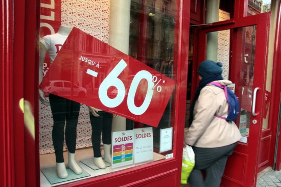 Soldes, braderies, ventes flash, déstockages... Les quelque deux milliards d'euros de marchandises restées invendues au bout de la longue chaîne de la consommation ne pourront plus être détruites par incinération en France © Destimed