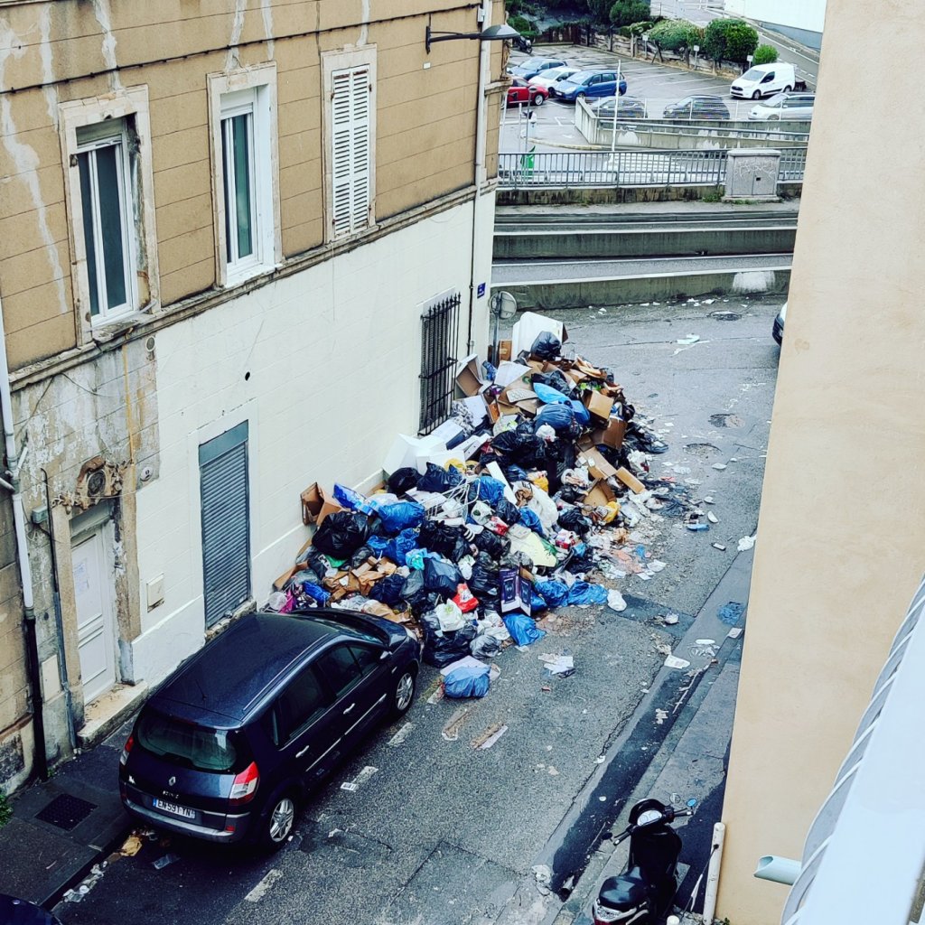 28 décembre 2021 accumulation de poubelles, Chemin de l'Argile marseille 10e © MiKa Maillé