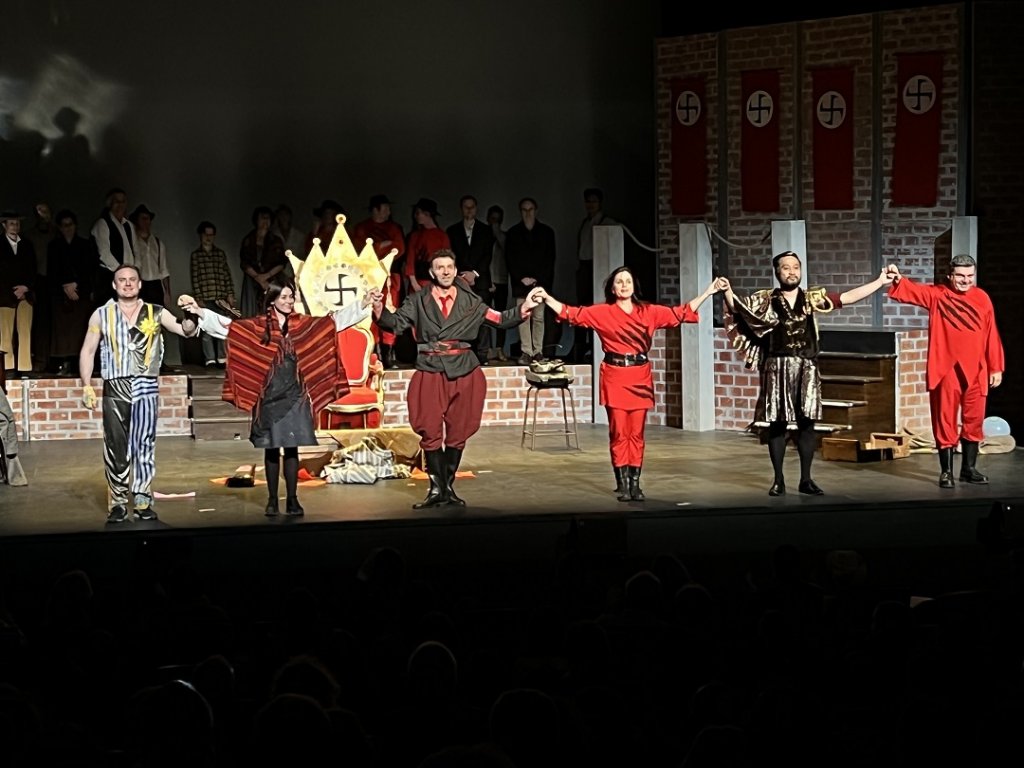 Aux saluts, de g. à dr. Paul Gaugler, Pauline Courtin, Pierre Villa-Loumagne, Muriel Tomao, Jeong-hyun Han et Jean Vendassi (Photo M.E.)