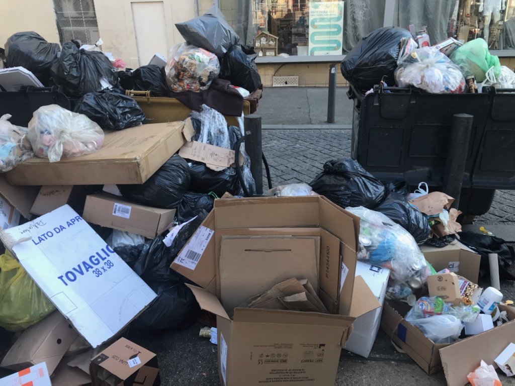 Accumulation des poubelles à Marseille ©Joël Barcy