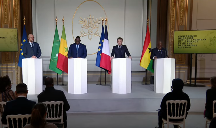 Emmanuel Macron est entouré du président de la République du Sénégal, du président de la République du Ghana et du président du Conseil européen (Photo capture d'écran)