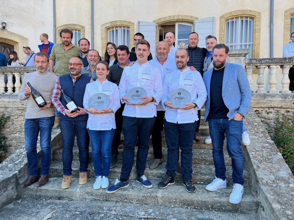 Jury, organisateurs et lauréats réunis sur les marches du perron du Château de Vaudieu à l’issue de la remise des prix. (Photo M.E.)