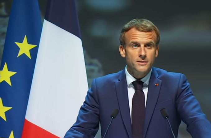 Emmanuel Macron annonce sa candidature par une lettre adressée aux Françaises et français ©Destimed