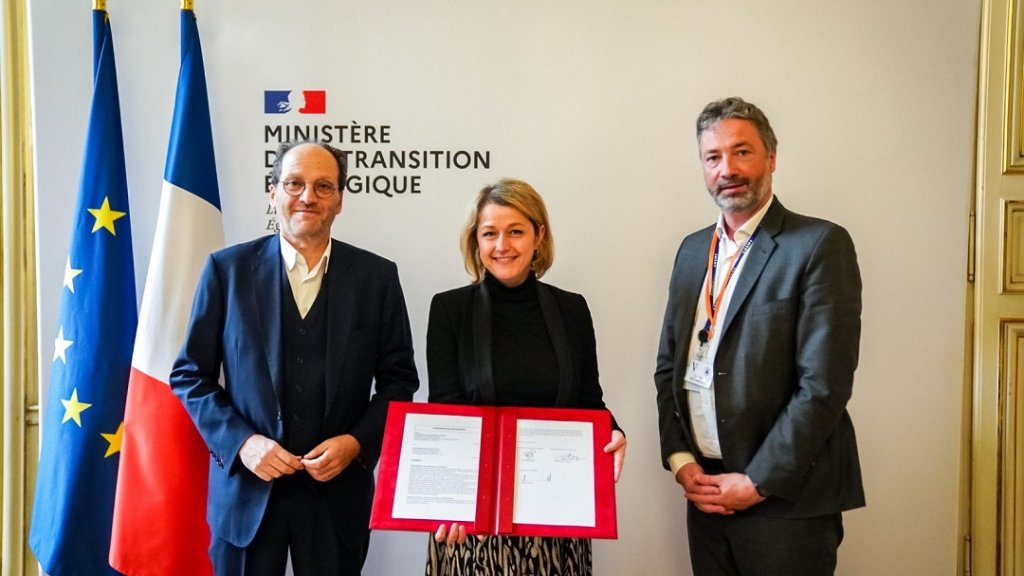 Barbara pompili entourée de Arnaud Leroy, Patrick Levy-Waitz lors de la signature d'une convention avec France Tiers-Lieux ©DR