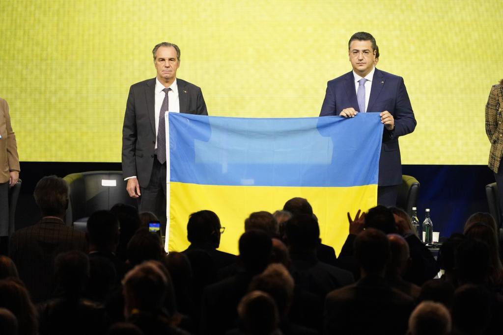 Le drapeau ukrainien tenu par Renaud Muselier et Apostolos Tzitzikostas ©SERV