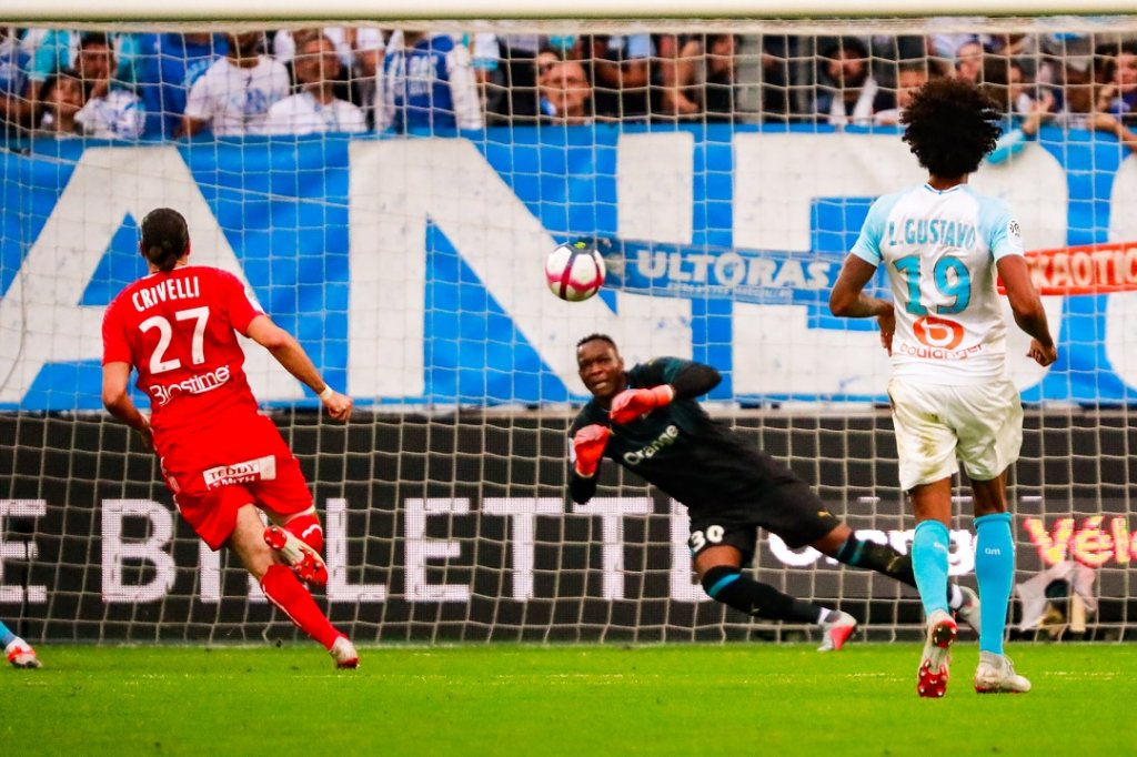 Steve Mandanda pourrait jouer, si le choix de Sampaoli sous les yeux de Guy Stéphan, adjoint de Didier Deschamps. La liste pour les 2 matchs de l'Equipe de France en mars sera communiqué le 17 mars (Photo archives Laurent Saccomano/ Wallis. fr)