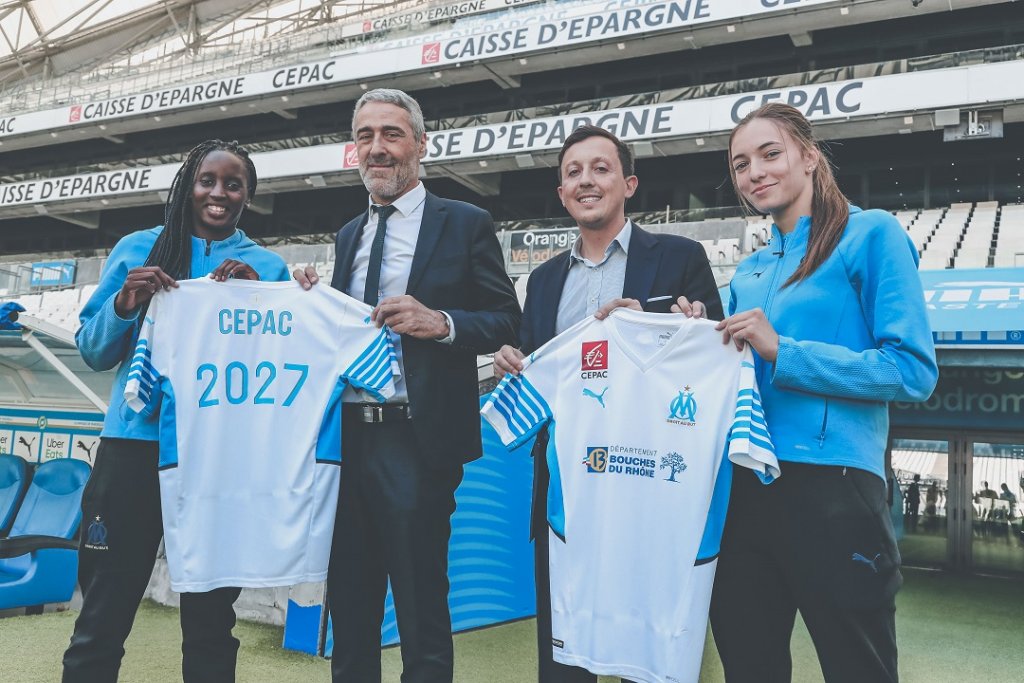 Pablo Longoria et Joël Chassard entourés de deux membres de l'équipe Féminine de l'OM © Guillaume Ruoppolo