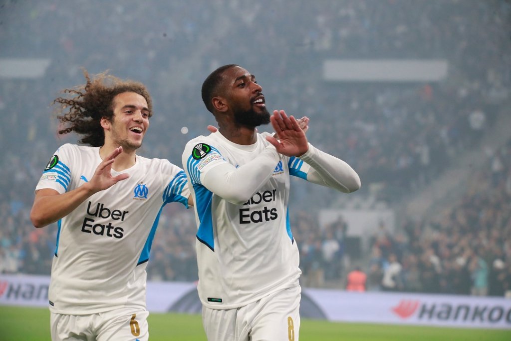 Gerson et Guendouzi expriment leur joie après l’ouverture du score par le Brésilien (Photo Laurent Saccomano/ Wallis.fr)