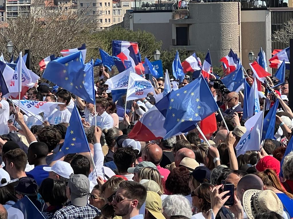 Près de 4 000 personnes (selon les organisateurs) ont assisté au premier meeting de l'entre-deux-tours de l'élection présidentielle d'Emmanuel Macron ©Joël Barcy