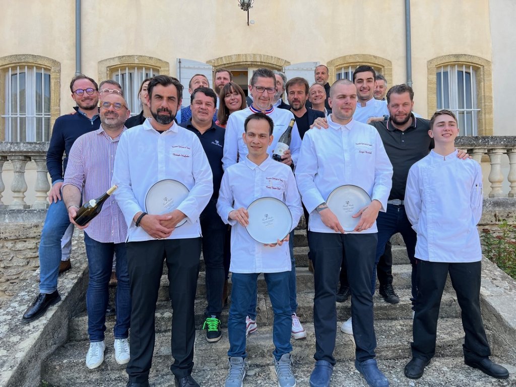 Sur le perron du Château de Vaudieu, au premier rang les trois lauréats de la session devant les membres du jury et les partenaires. (Photo M.E.)