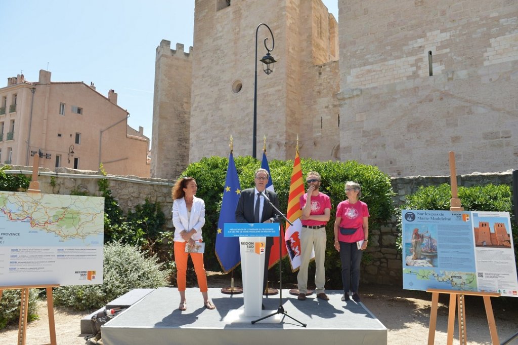 Devant l’Abbaye Saint-Victor de Marseille, Renaud Muselier, est entouré du Père Bernard Lucchesi, Curé de l’Abbaye Saint-Victor, de Cyril Boland, Président de l’association des Chemins des Saintes et Saints de Provence, et de Martine Racine, Présidente de l’association de Soutien à la Tradition des Saints de Provence © Yann Bouvier