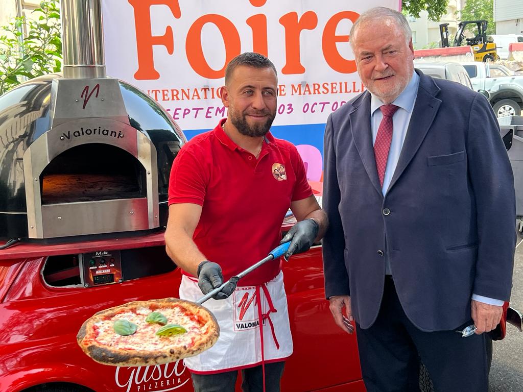 Ludovic Bicchierai, meilleur pizzaïolo mondial 2016 et Loïc Fauchon, président de la safim ©Joël BARCY