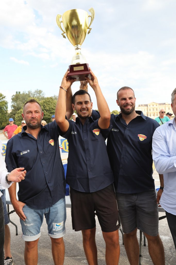 La joie des vainqueurs qui soulèvent la coupe (Photo René Rossi)