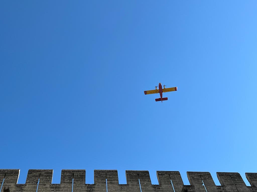 Les canadair survolant le palais des Papes (Photo Joël Barcy)