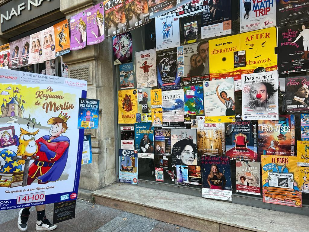 Affiches et pancartes agrémentent les rues d'Avignon (Photo Joël Barcy)