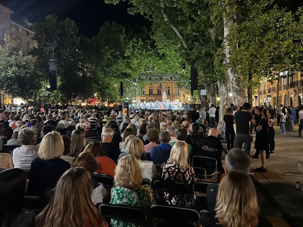 La foule des grands soirs s’est retrouvée sur le cours Mirabeau pour profiter du concert Parade[s] consacré à Rossini (Photo M.E.)