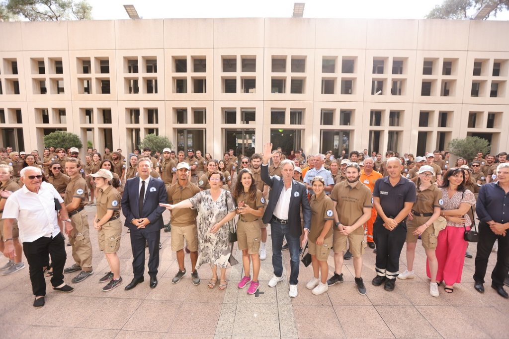 Renaud Muselier et François de Canson entourés de la nouvelle promotion de la Garde régionale Forestière (Photo Jean-Charles Verchere)